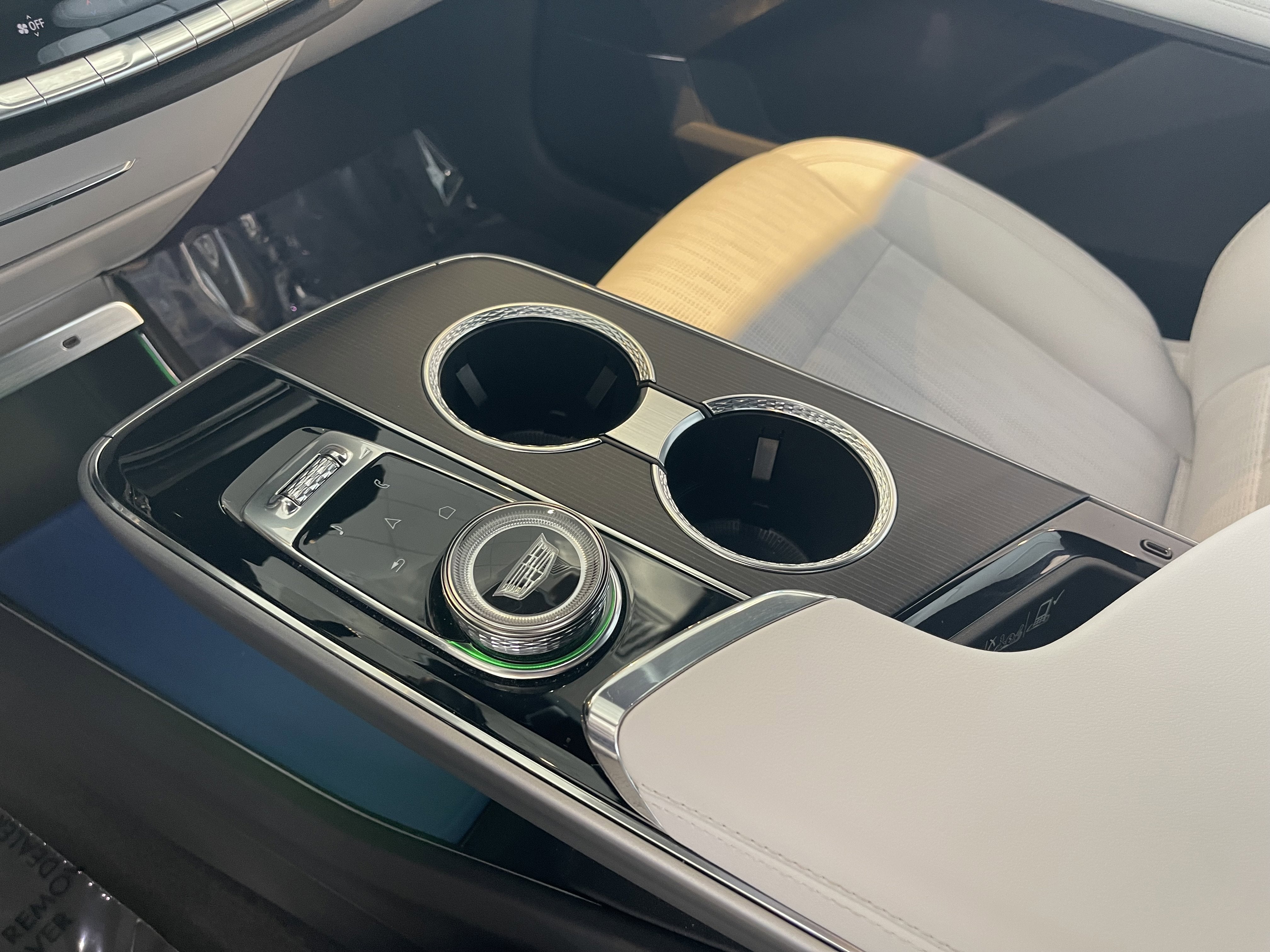 2024 Cadillac LYRIQ Luxury 1