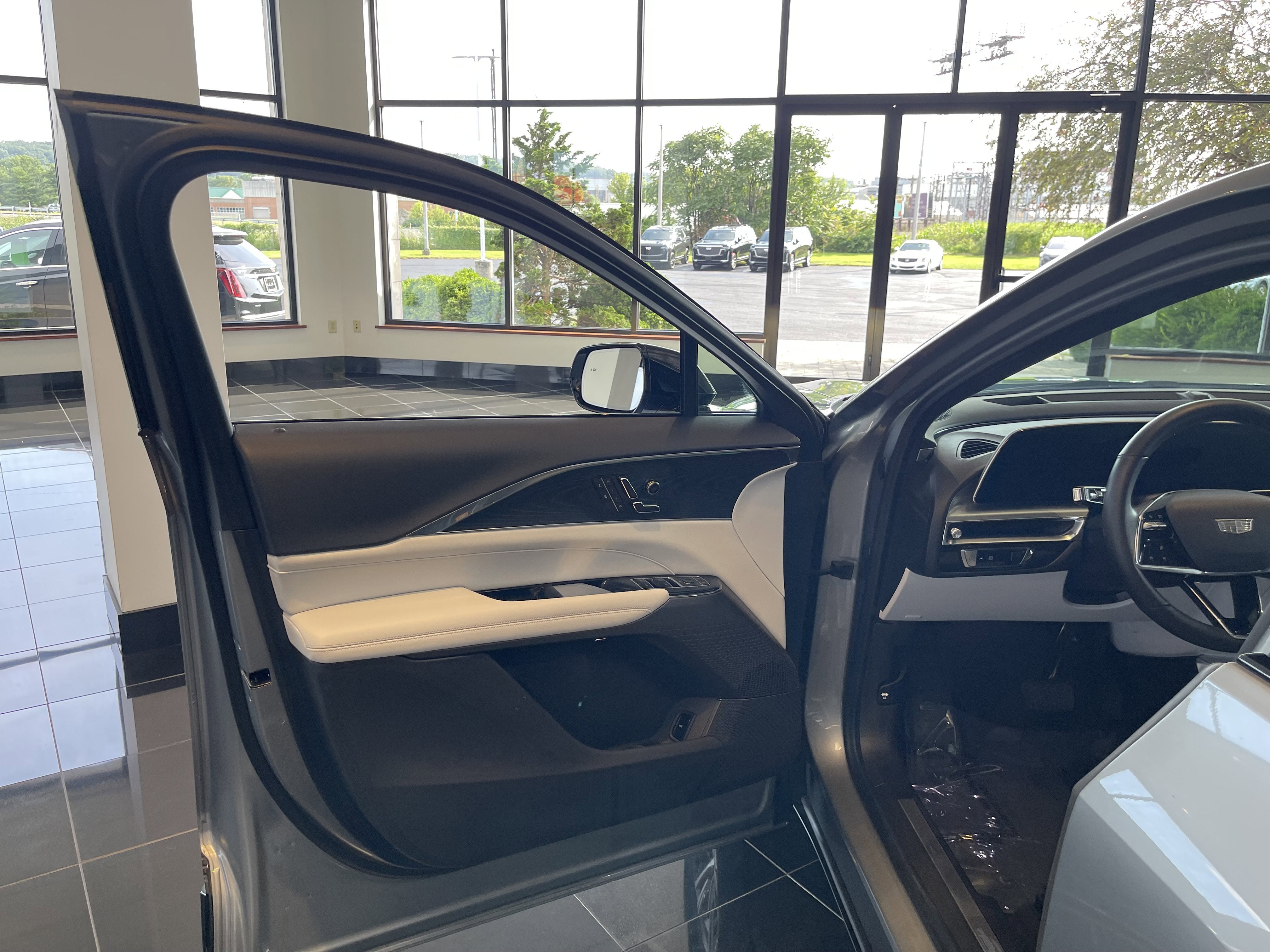 2024 Cadillac LYRIQ Luxury 1