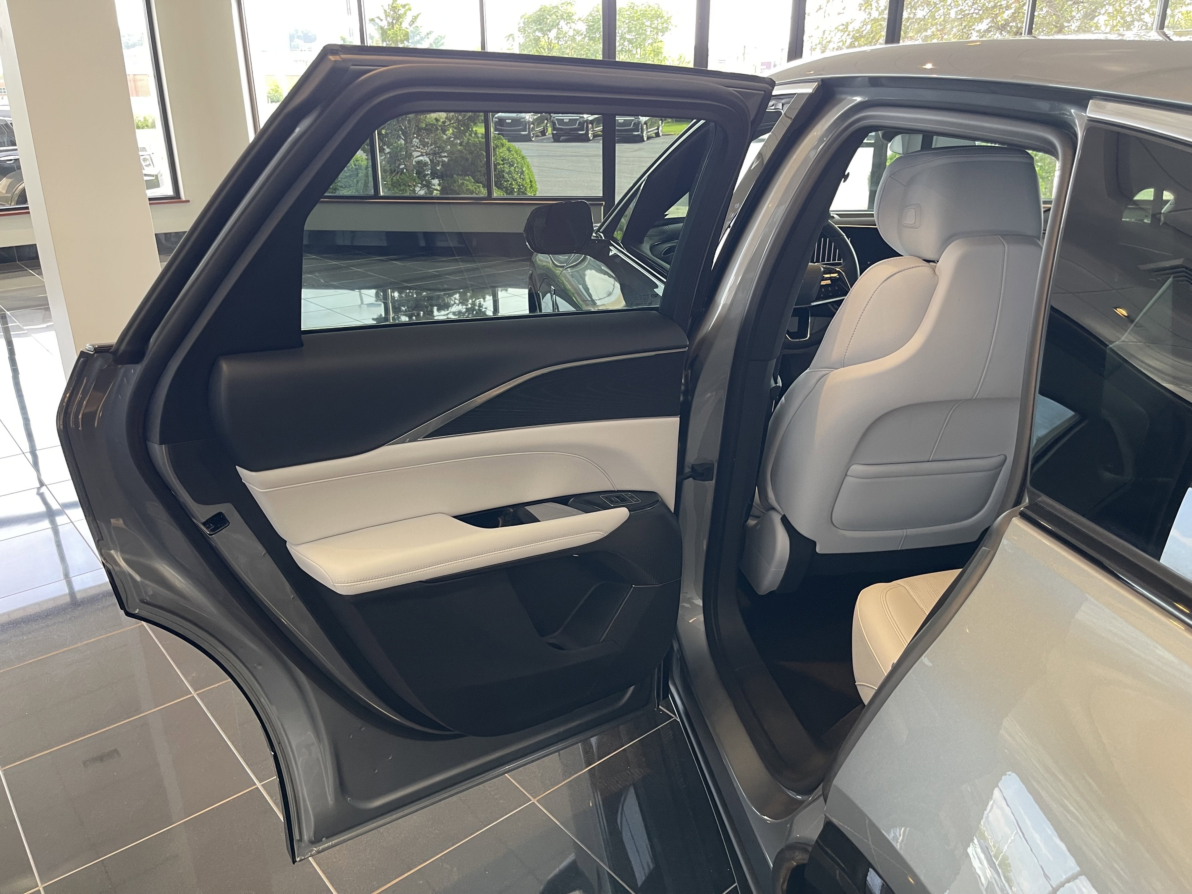 2024 Cadillac LYRIQ Luxury 1