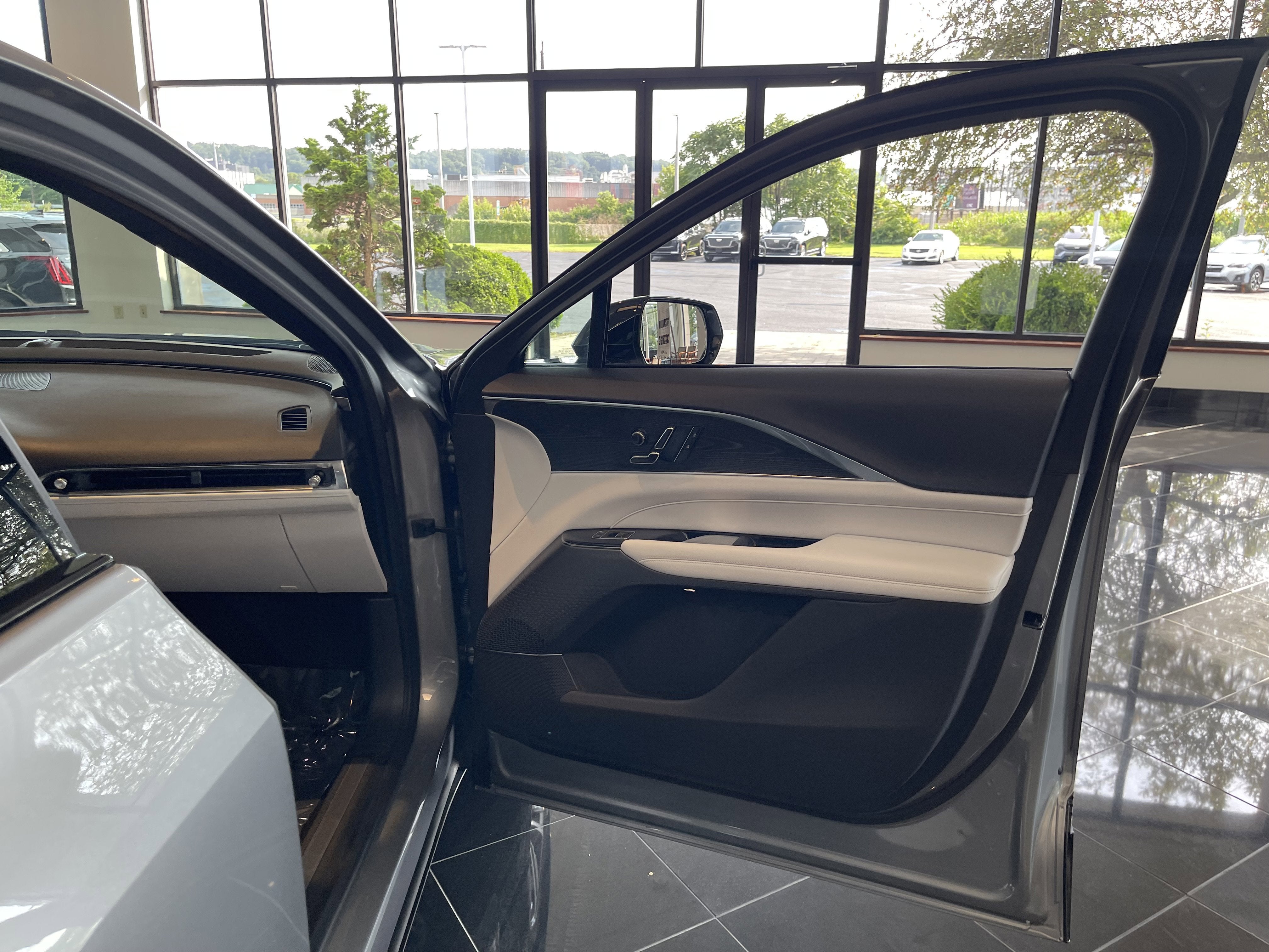 2024 Cadillac LYRIQ Luxury 1