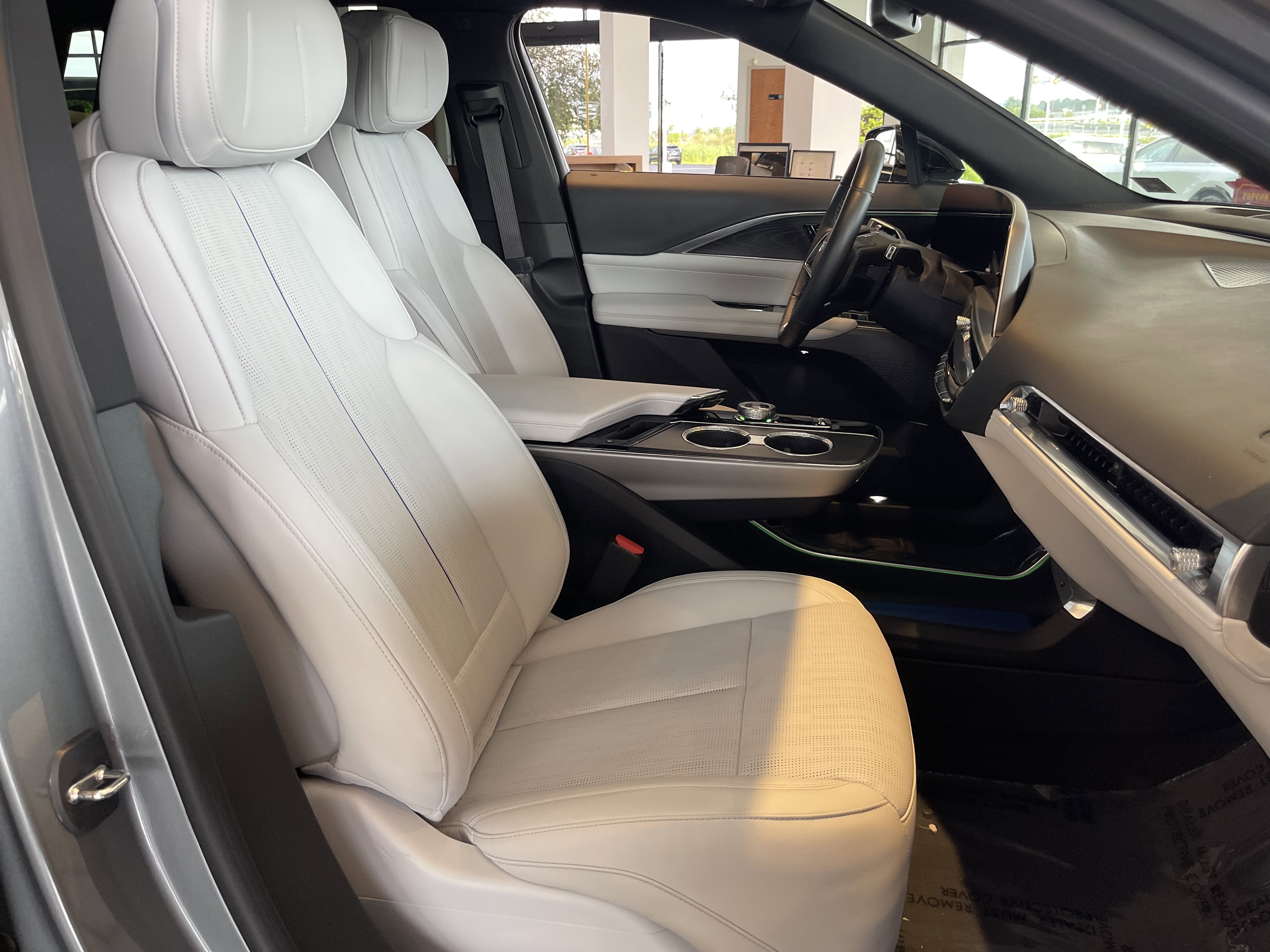 2024 Cadillac LYRIQ Luxury 1