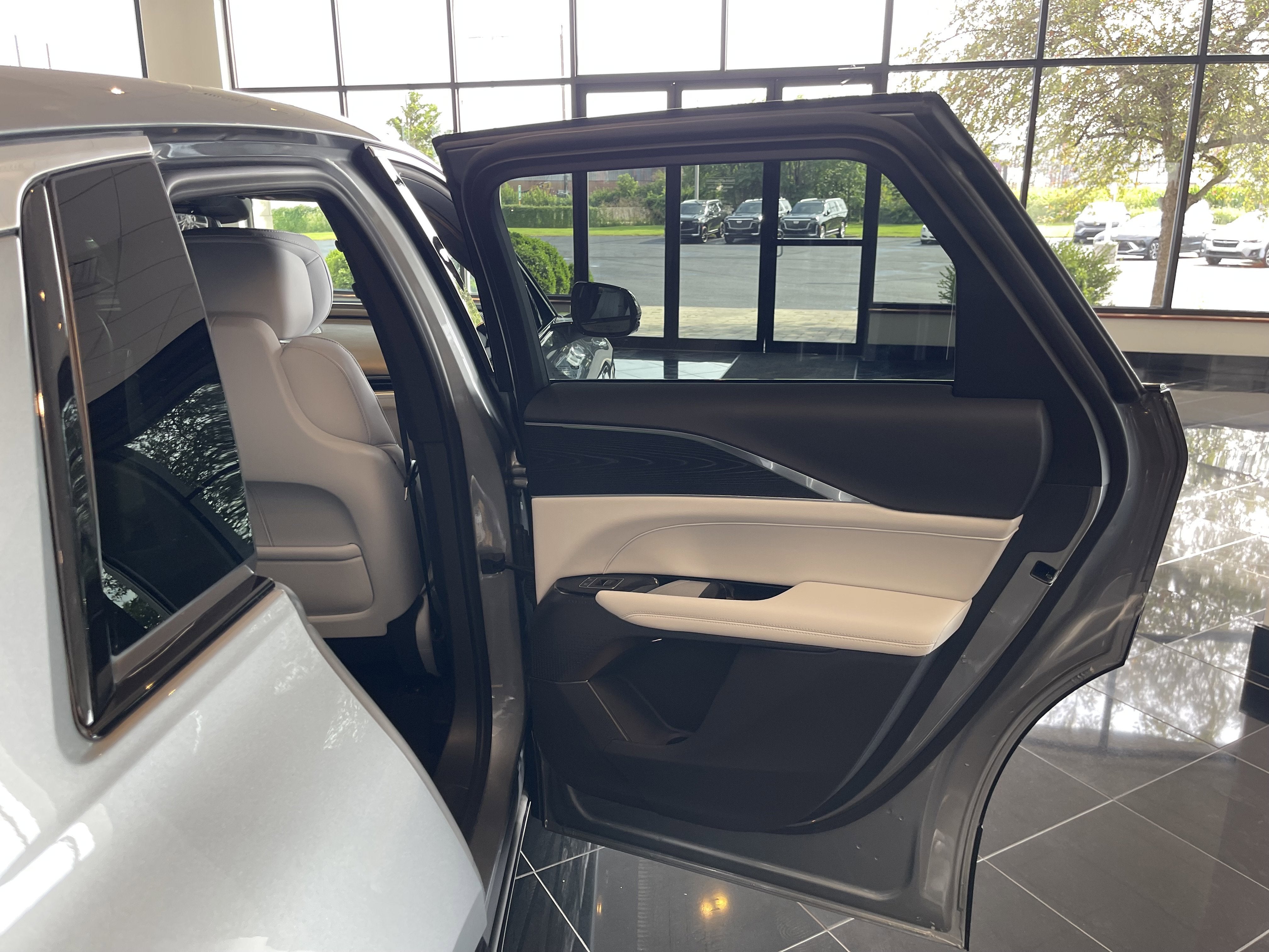 2024 Cadillac LYRIQ Luxury 1