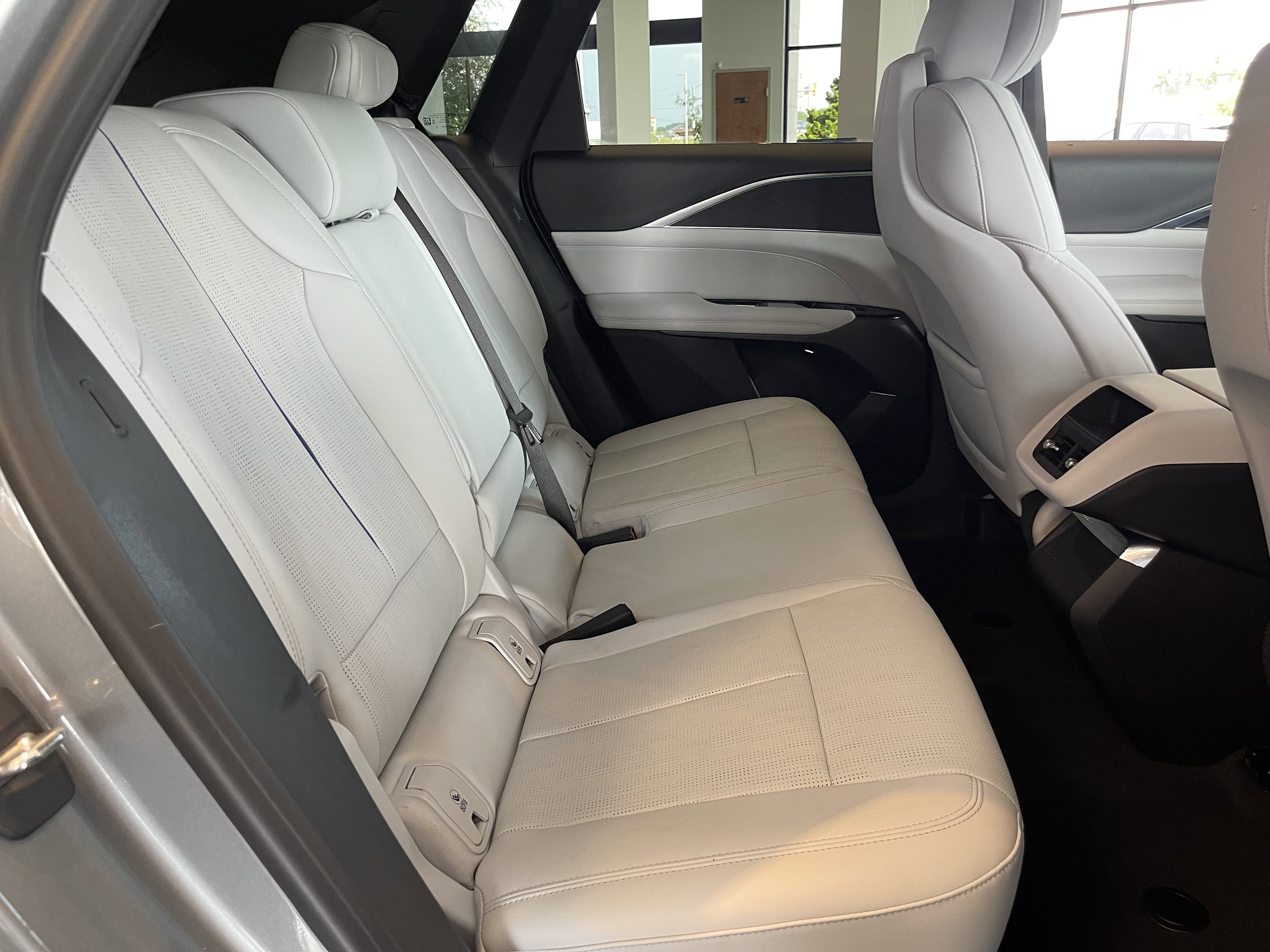 2024 Cadillac LYRIQ Luxury 1