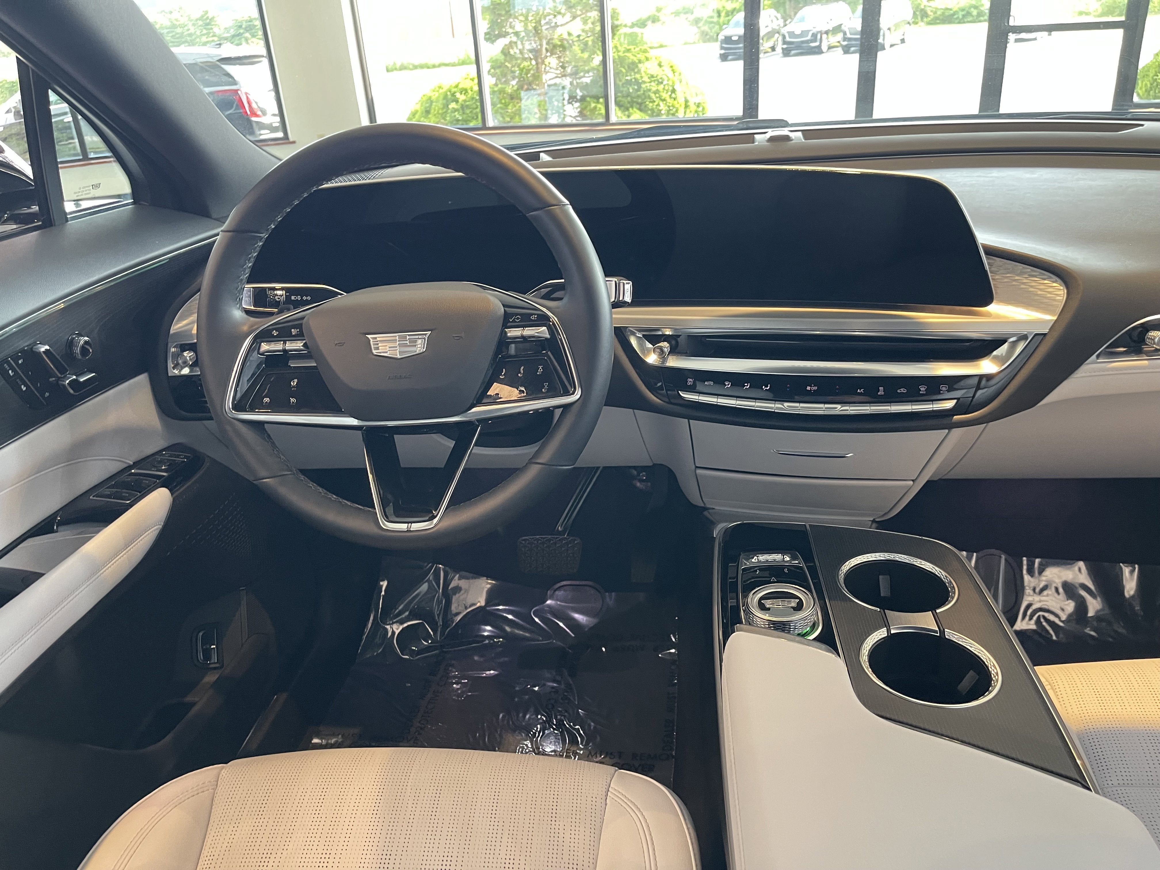 2024 Cadillac LYRIQ Luxury 1