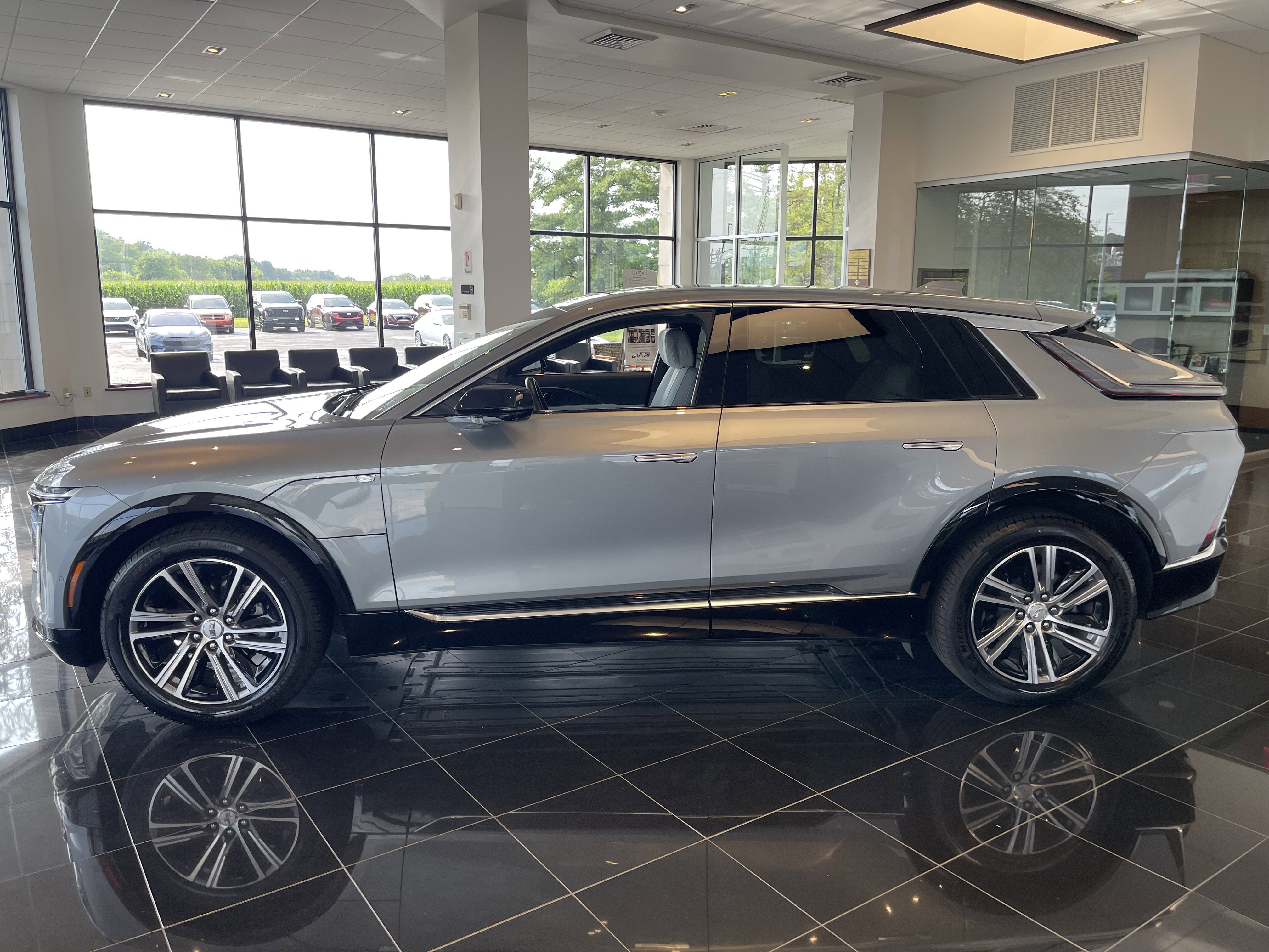 2024 Cadillac LYRIQ Luxury 1