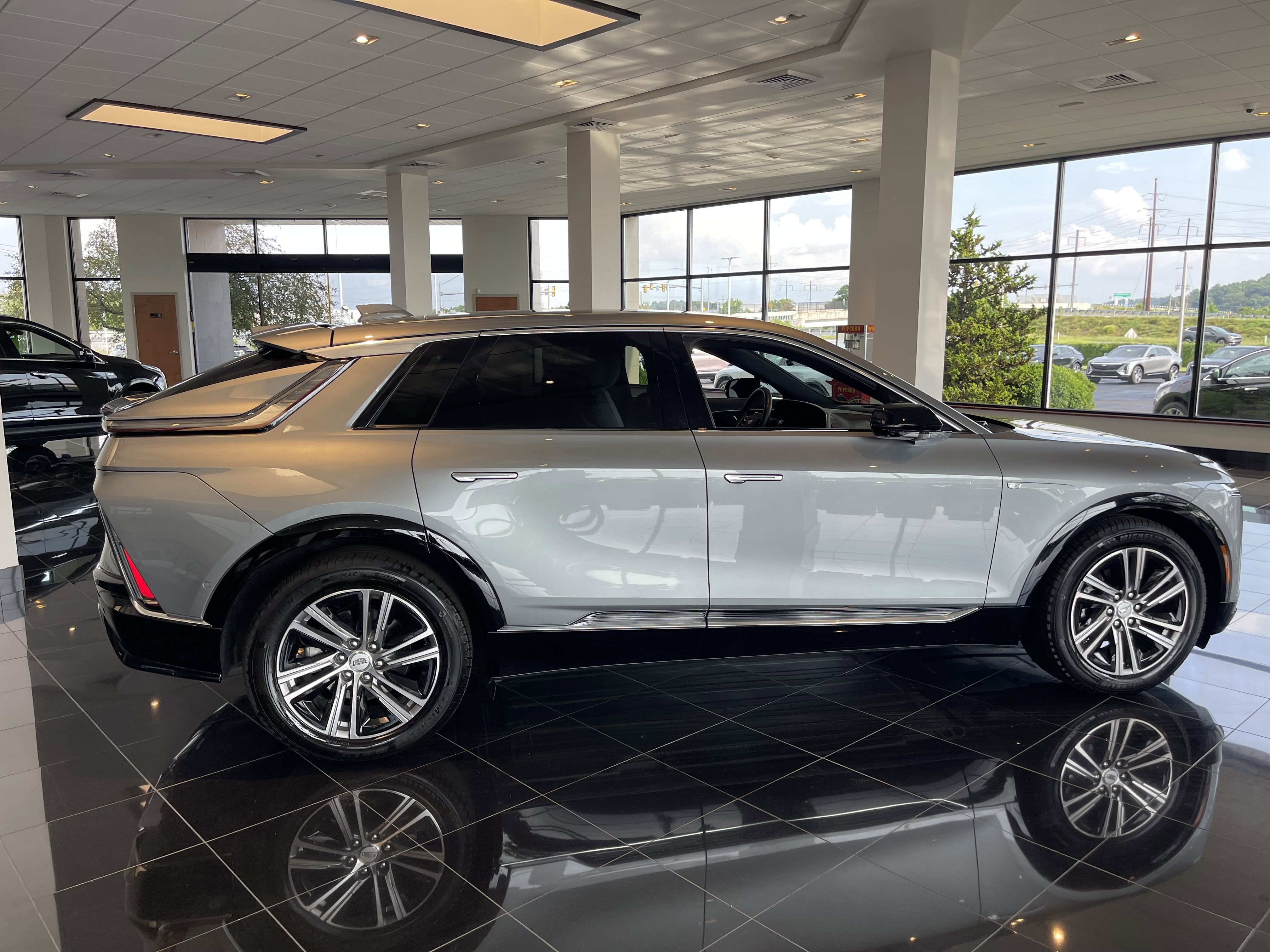 2024 Cadillac LYRIQ Luxury 1