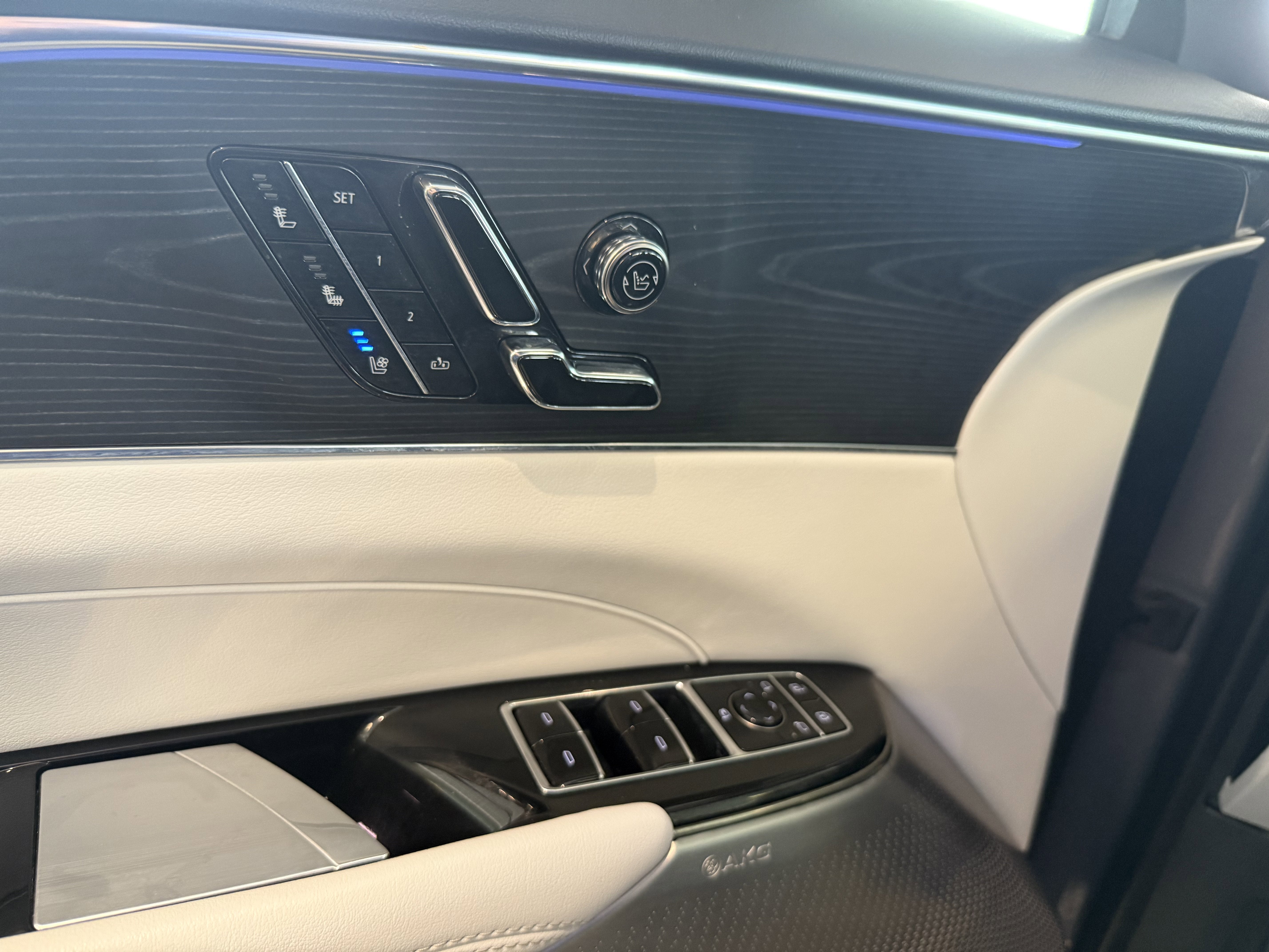 2024 Cadillac LYRIQ Luxury 2