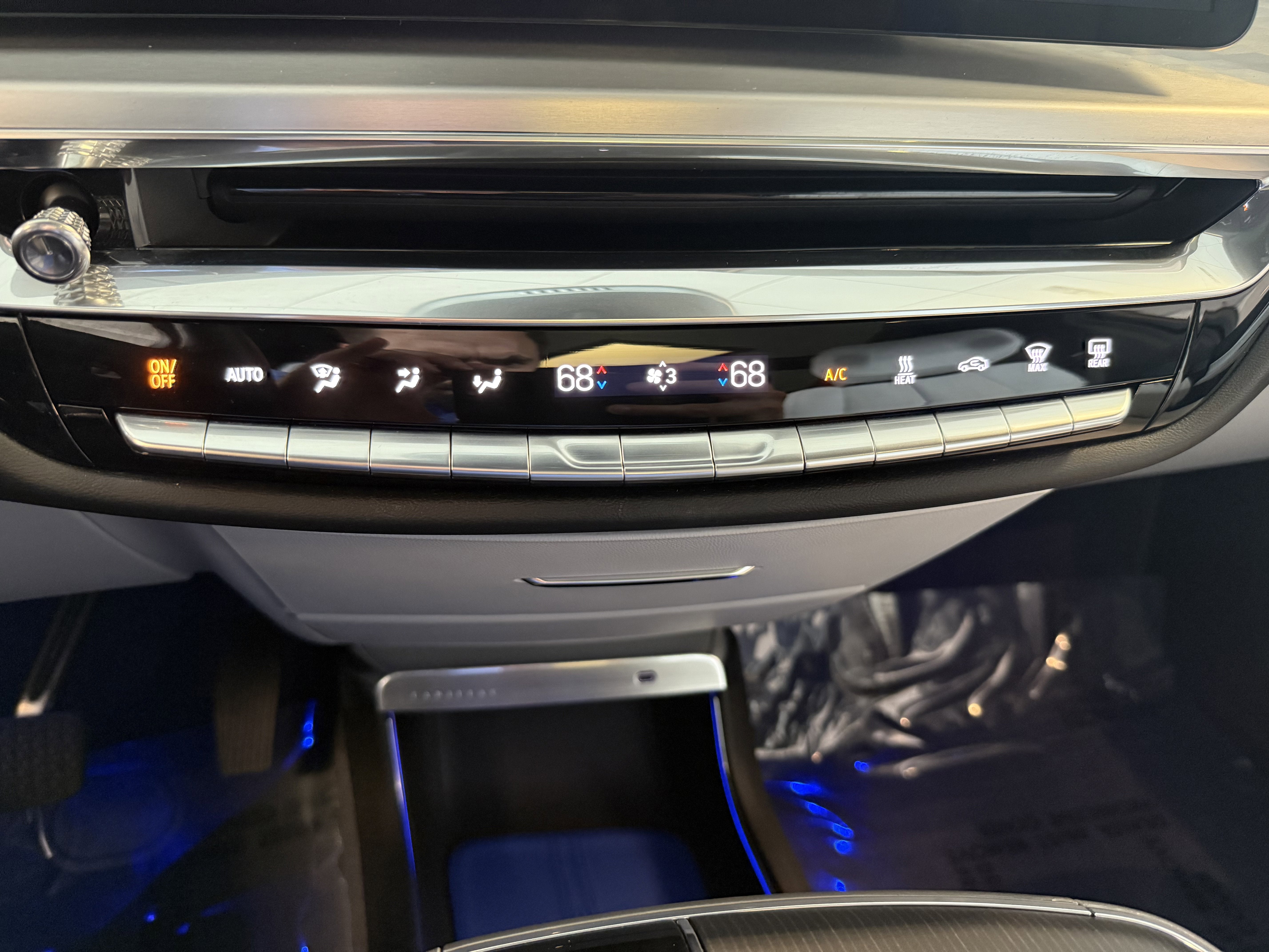 2024 Cadillac LYRIQ Luxury 2