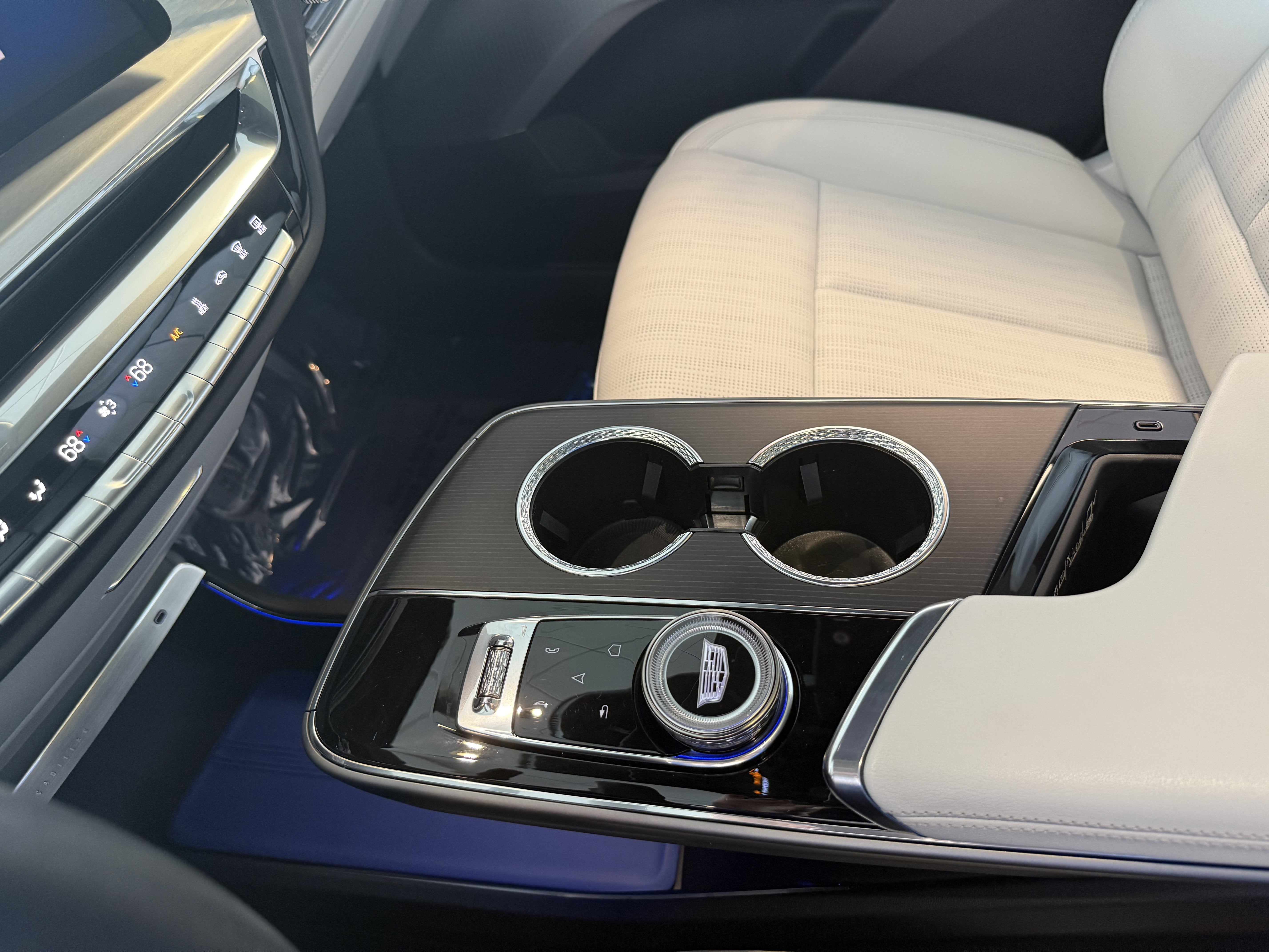 2024 Cadillac LYRIQ Luxury 2