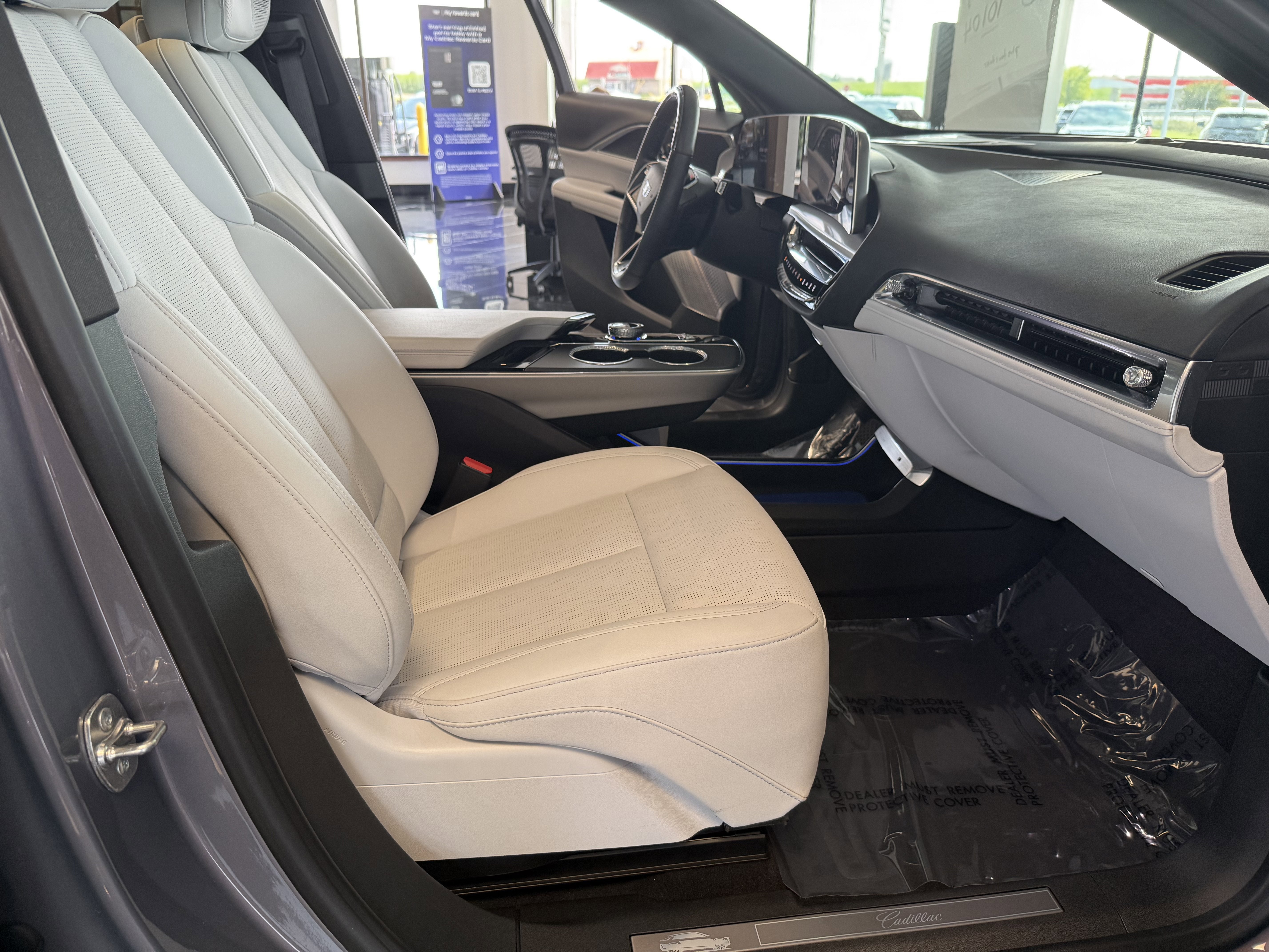 2024 Cadillac LYRIQ Luxury 2