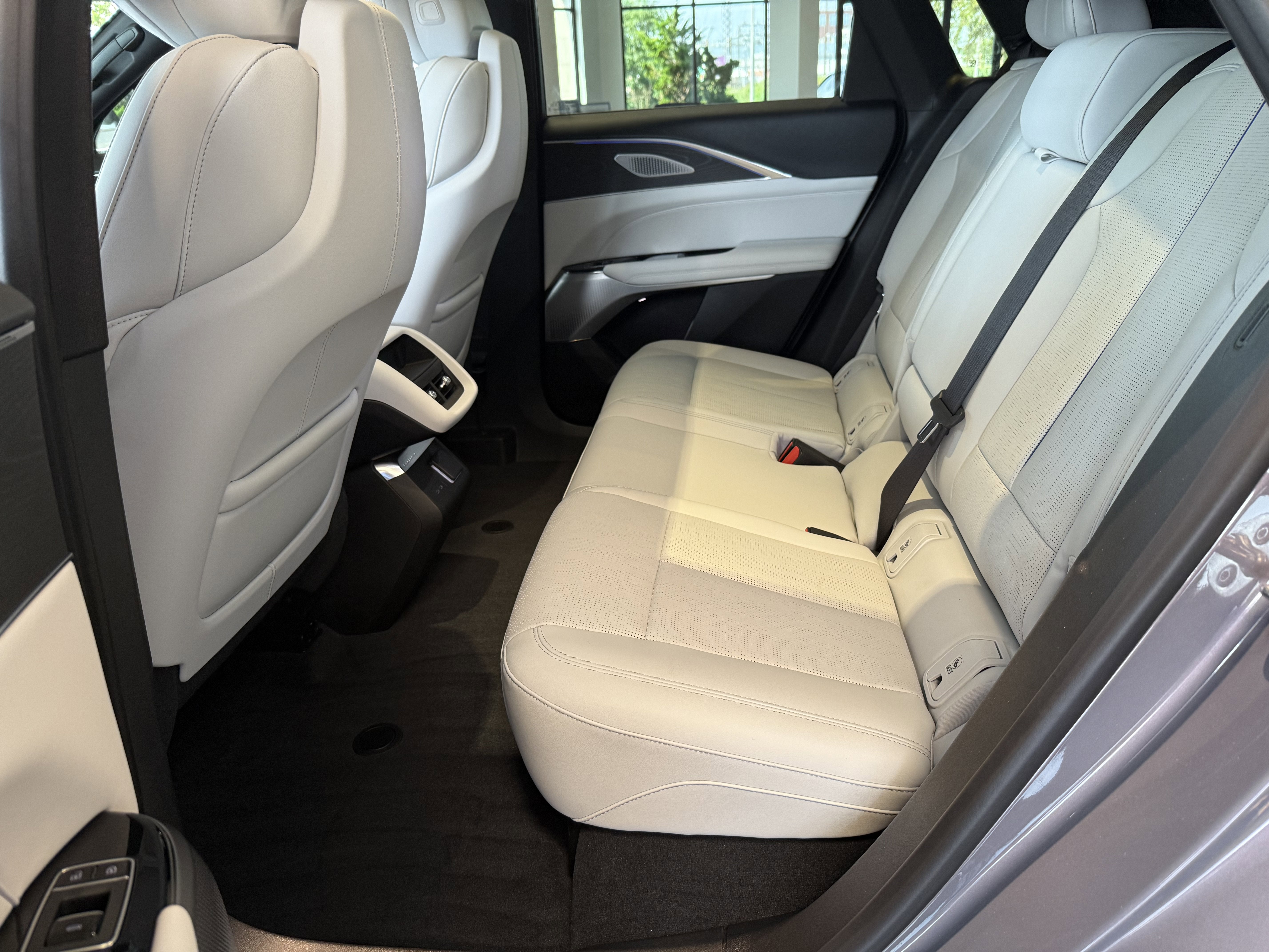 2024 Cadillac LYRIQ Luxury 2