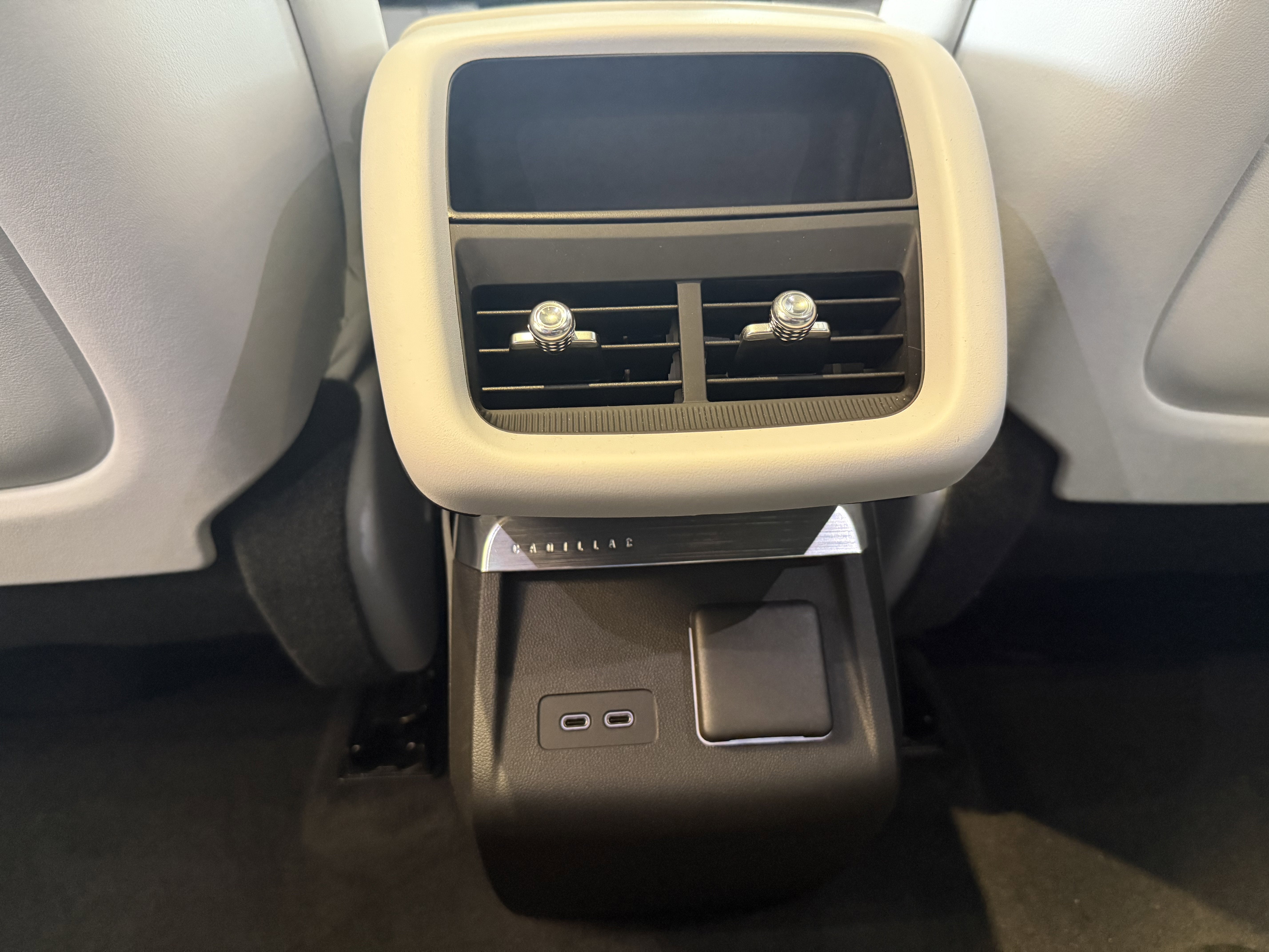 2024 Cadillac LYRIQ Luxury 2