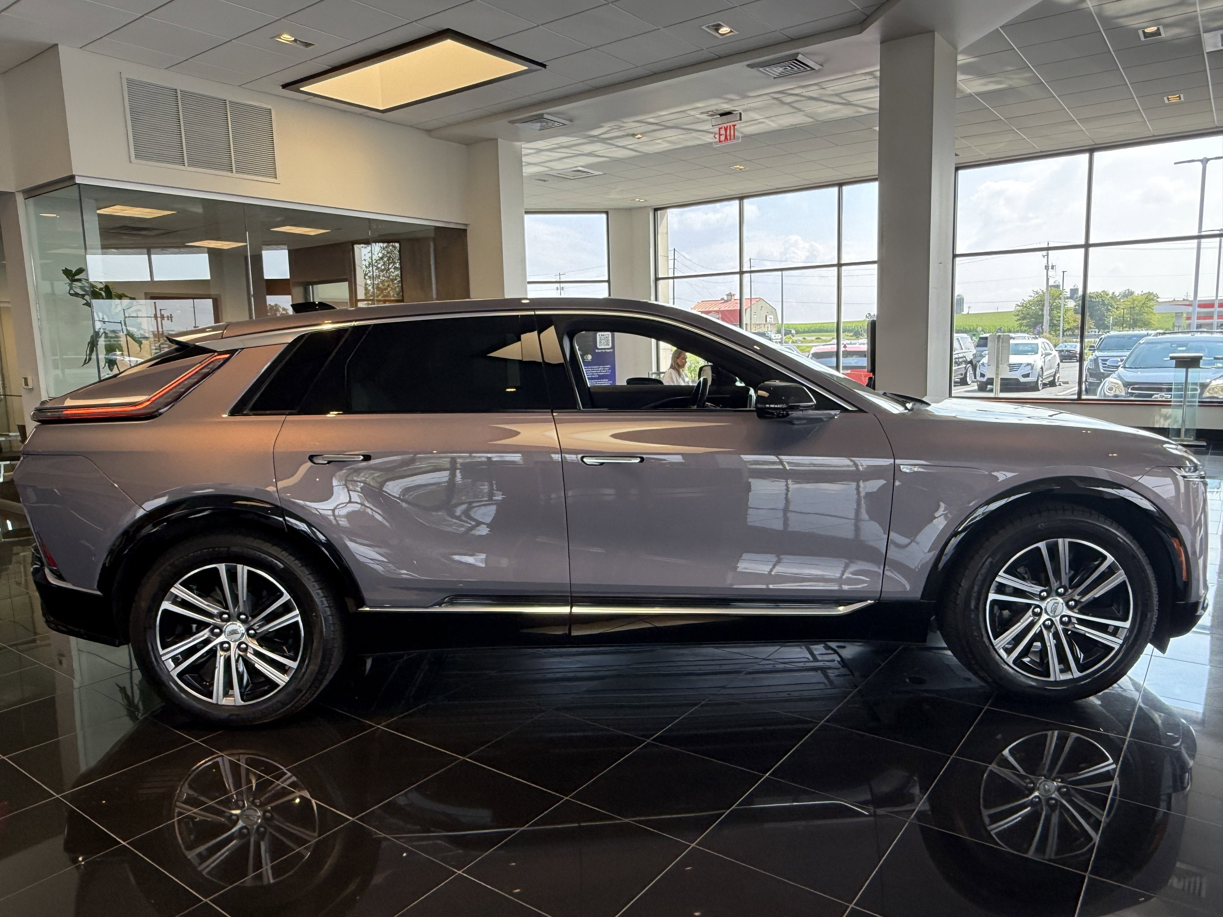 2024 Cadillac LYRIQ Luxury 2