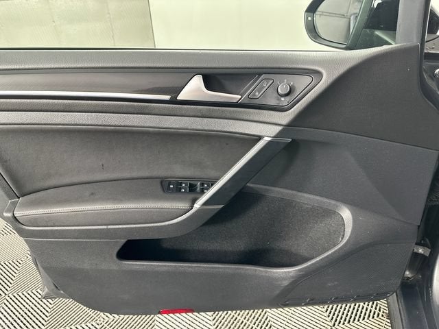 2019 Volkswagen Golf R 2.0T w/DCC & Navigation