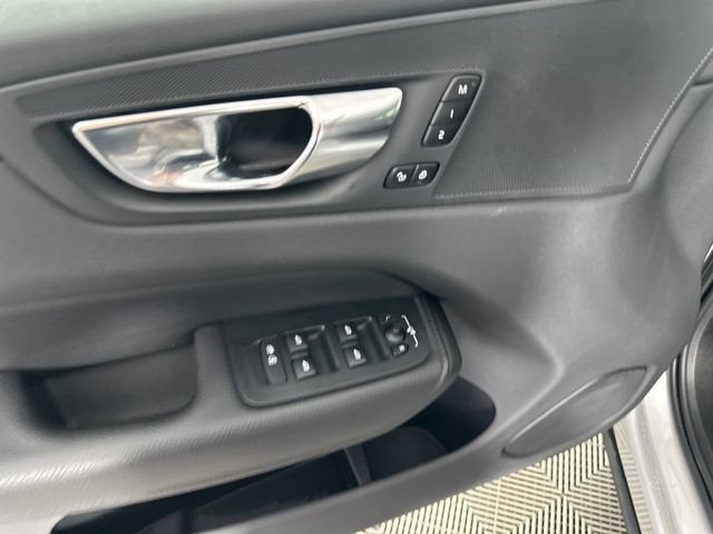2021 Volvo XC60 T5 Momentum